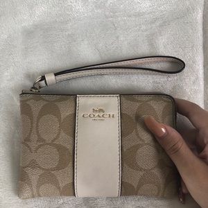 SOLD ON CURTSY‼️ Coach Wrislet